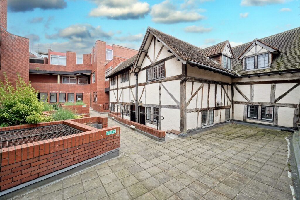 Anne Boleyn's alleged secret lover suite near Windsor Castle up for auction. Historic 16th-century maisonette with 4 bedrooms and modern amenities, guide price £375,000.