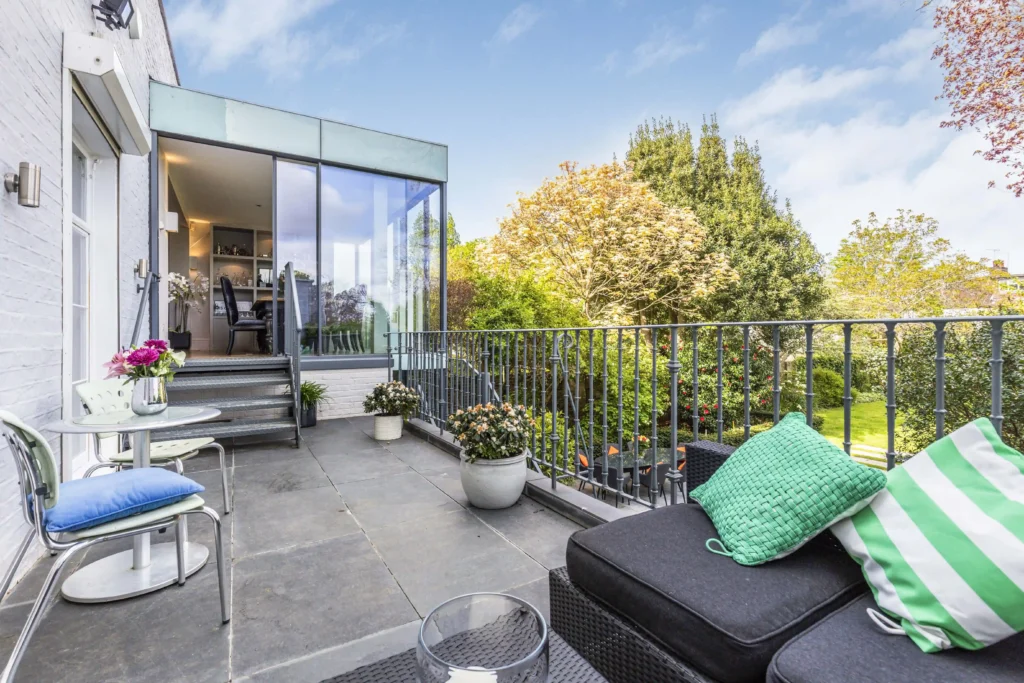 Former Doctor Who star Jon Pertwee’s five-bedroom London mansion hits the market for £7.25M. Elegant design, spacious garden, and rich history in Richmond await new owners.