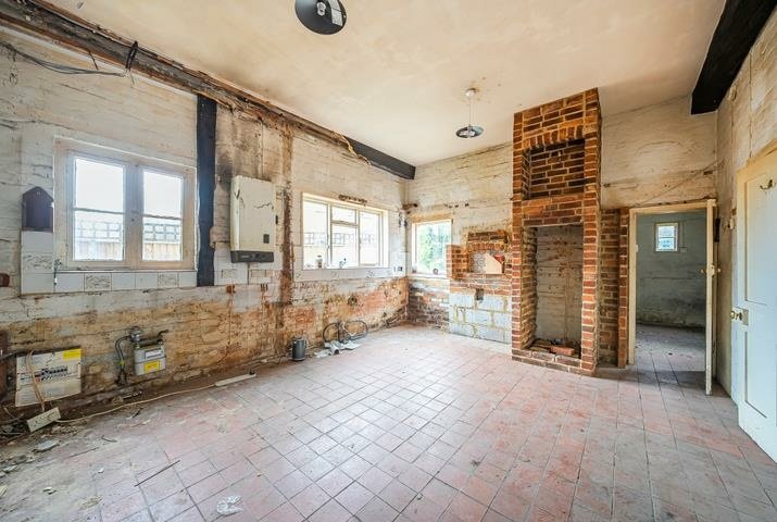 This £950,000 eight-bedroom house in Blackwater features a royal throne-style toilet and requires extensive renovation. Discover the unique property now on auction via Rightmove.