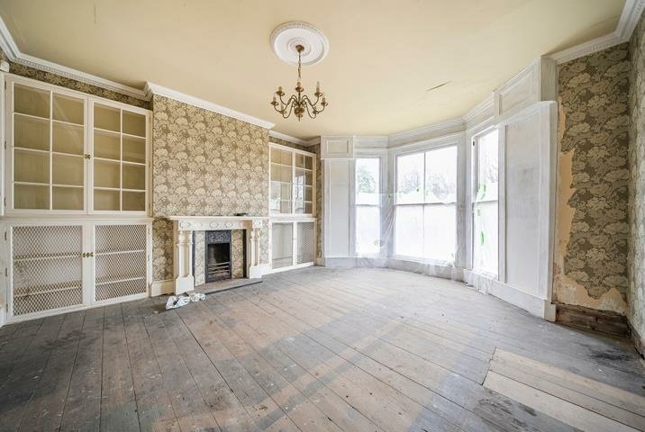 This £950,000 eight-bedroom house in Blackwater features a royal throne-style toilet and requires extensive renovation. Discover the unique property now on auction via Rightmove.