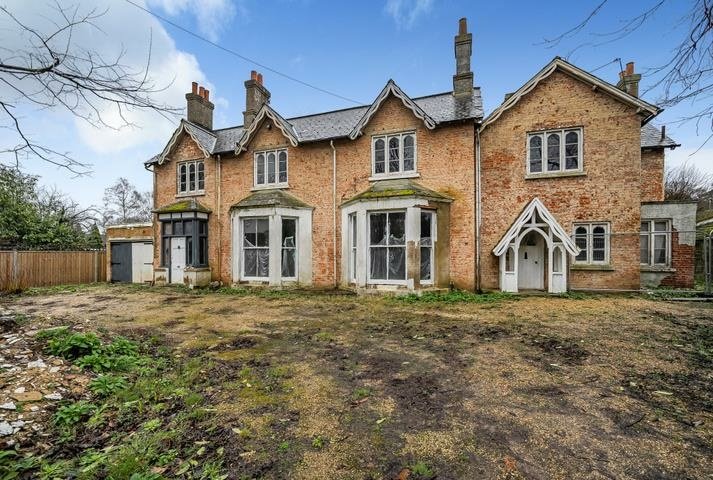 This £950,000 eight-bedroom house in Blackwater features a royal throne-style toilet and requires extensive renovation. Discover the unique property now on auction via Rightmove.