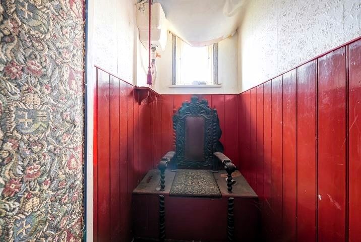 This £950,000 eight-bedroom house in Blackwater features a royal throne-style toilet and requires extensive renovation. Discover the unique property now on auction via Rightmove.