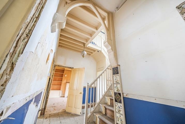 This £950,000 eight-bedroom house in Blackwater features a royal throne-style toilet and requires extensive renovation. Discover the unique property now on auction via Rightmove.