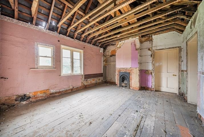 This £950,000 eight-bedroom house in Blackwater features a royal throne-style toilet and requires extensive renovation. Discover the unique property now on auction via Rightmove.