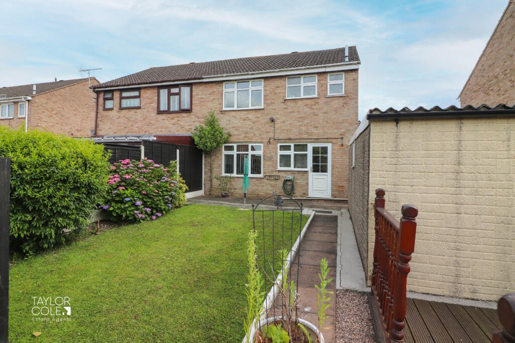 House hunters amused by Scottish-themed home next to England-flagged neighbor in Leicestershire. Priced at £220,000, this semi-detached property features Saltire decor.