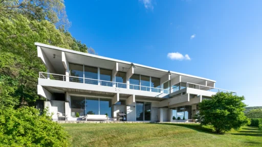 A luxury mansion, believed to have been owned by Sylvester Stallone, is for sale in New York for $4.29M. This 7,000 sq ft home features 180-degree Hudson River views and an indoor pool.