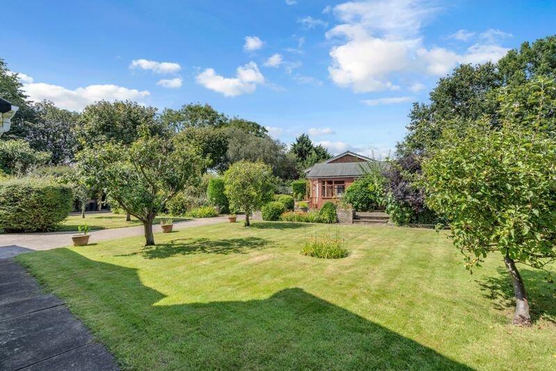 Own a piece of British broadcasting history! The 1963 Kellogg’s advert house in Cleethorpes is up for sale at £420,000. This four-bedroom home offers ample space and amenities.