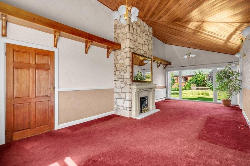 Own a piece of British broadcasting history! The 1963 Kellogg’s advert house in Cleethorpes is up for sale at £420,000. This four-bedroom home offers ample space and amenities.