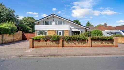 Own a piece of British broadcasting history! The 1963 Kellogg’s advert house in Cleethorpes is up for sale at £420,000. This four-bedroom home offers ample space and amenities.