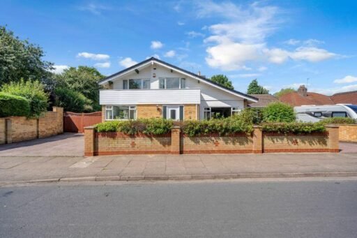 Own a piece of British broadcasting history! The 1963 Kellogg’s advert house in Cleethorpes is up for sale at £420,000. This four-bedroom home offers ample space and amenities.