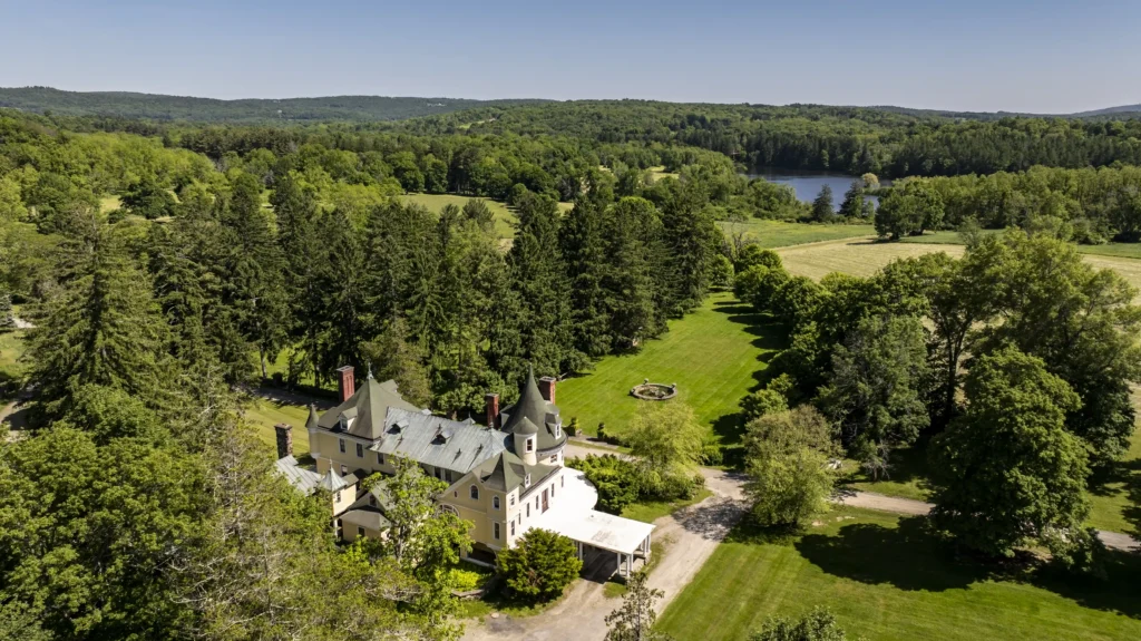 The historic Hitchcock Estate, known for its psychedelic past, is on the market for $65M (£51M). This 38-room Victorian mansion on 2,078 acres offers luxury and fascinating history.