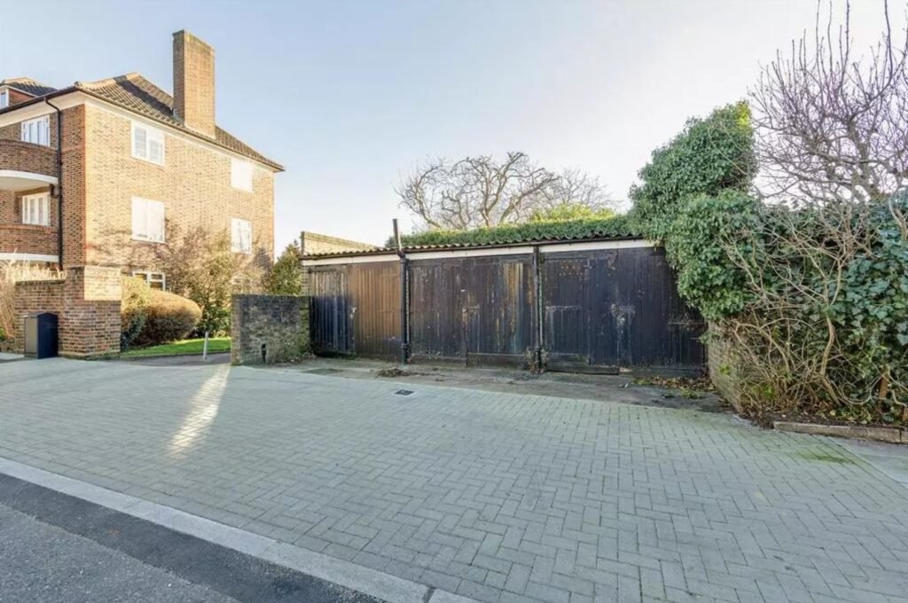 Three garages in South West London, offering 607 sq ft and ultrafast broadband, are on the market for £250,000. A prime location with potential for redevelopment or investment.