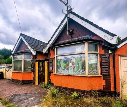 Explorer Ben Stevens uncovers abandoned Cambridgeshire home filled with 20,000 stuffed animal toys. Once a normal suburban house, now an eerie, toy-filled wonder.