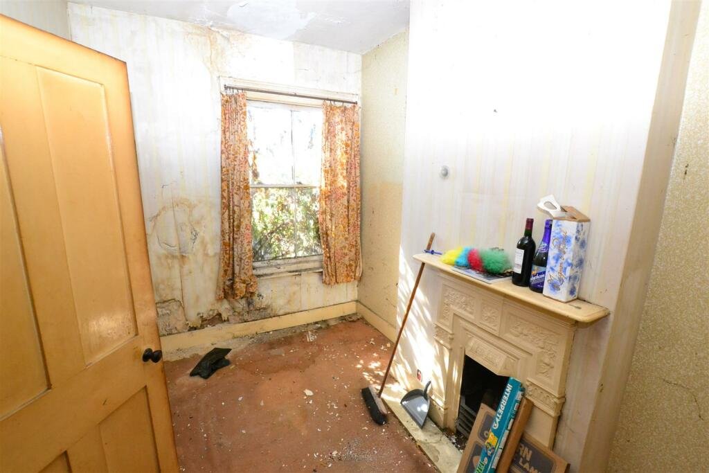 Uninhabitable Reading home listed for £300,000 comes with caution tape and needs complete renovation. Cash buyers only due to condition. Prime location near Caversham & Thames.