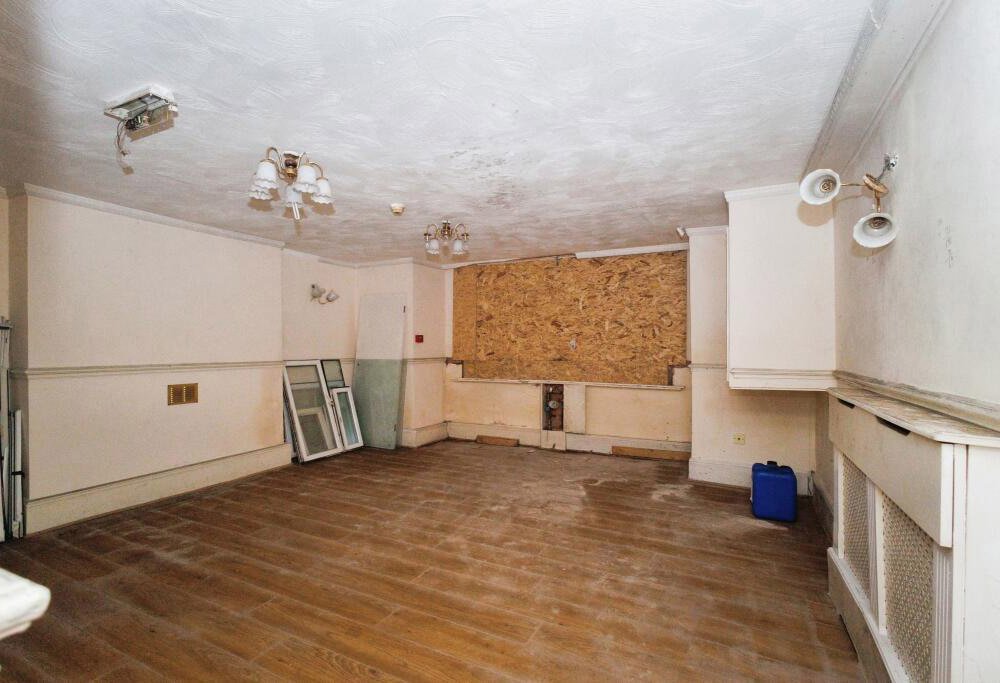 Abandoned 10-bedroom house in Manchester, covered in eerie graffiti, is for sale at £900,000. With huge potential, it's a great project for developers and investors.