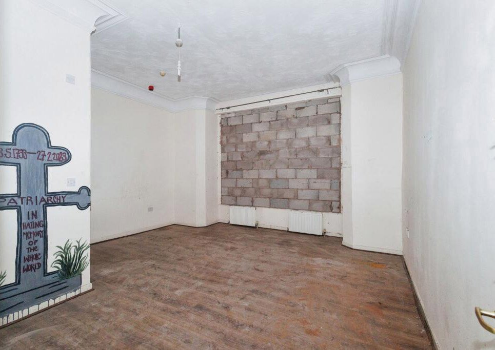 Abandoned 10-bedroom house in Manchester, covered in eerie graffiti, is for sale at £900,000. With huge potential, it's a great project for developers and investors.