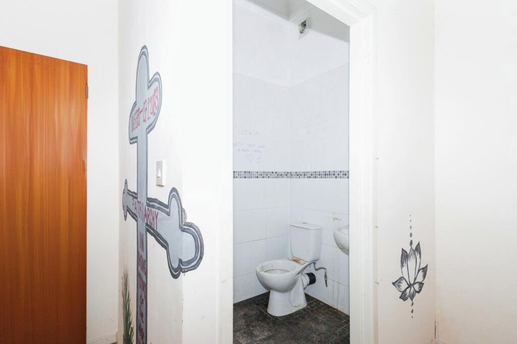 Abandoned 10-bedroom house in Manchester, covered in eerie graffiti, is for sale at £900,000. With huge potential, it's a great project for developers and investors.