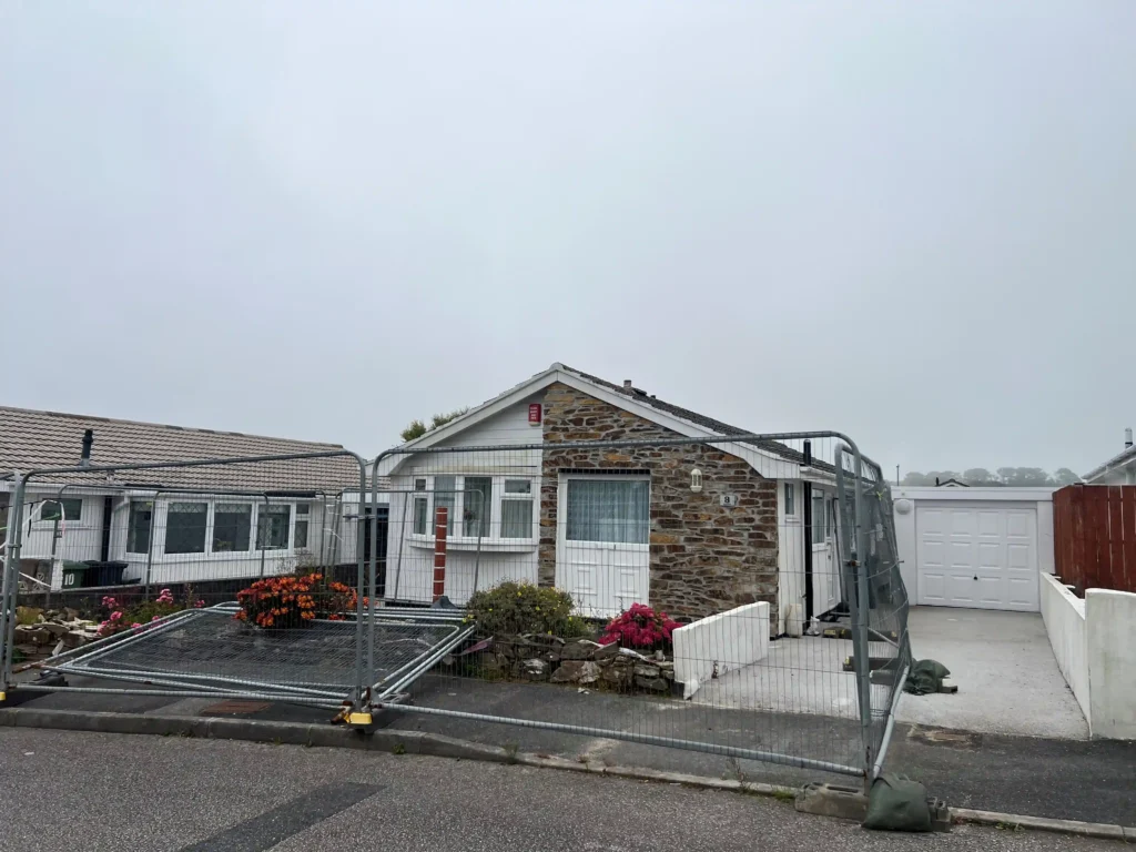 A Cornwall home with a gaping mineshaft hole is being auctioned for £35,000. Despite exterior damage, the four-bedroom property in Carbis Bay offers spacious interiors and potential.