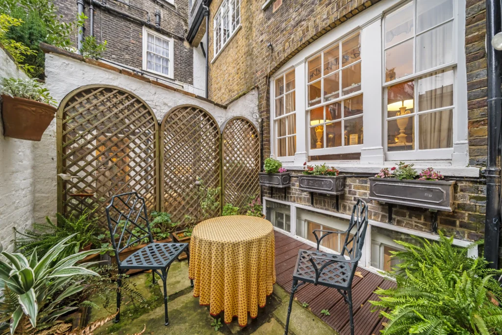 Margaret Thatcher's former luxury London townhouse, rich in British political history, hits the market for £3.65 million. The Westminster property boasts period features and iconic views.