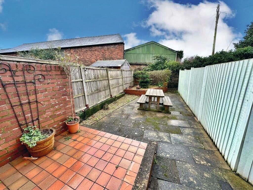 A unique three-bedroom Georgian townhouse in Shrewsbury, renting for £3,540 a month, features a shower next to the bed in the master bedroom, alongside stunning period details.