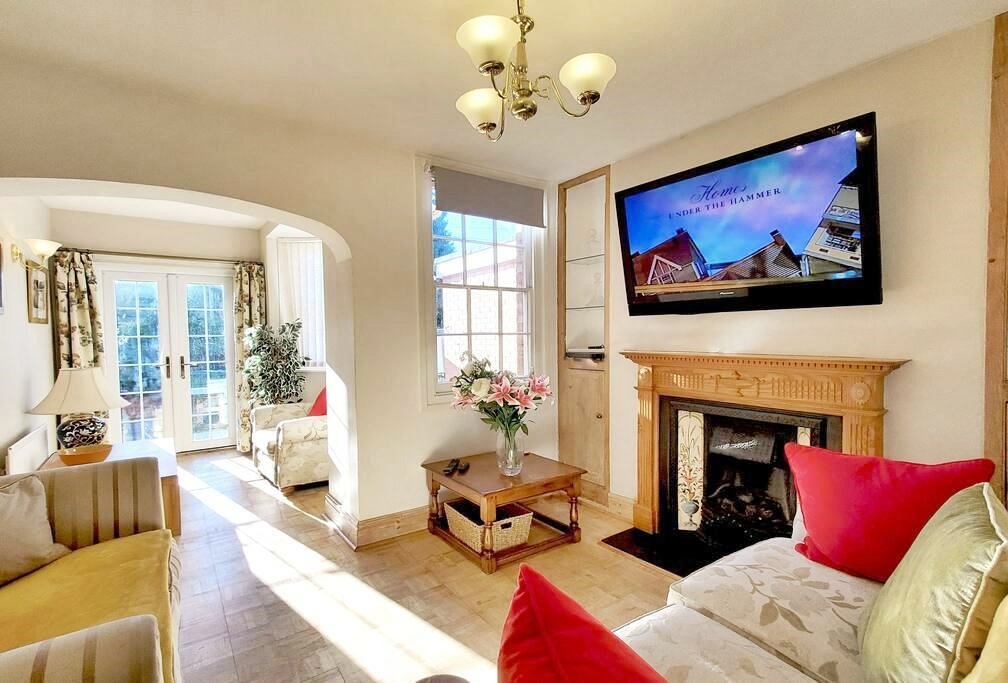 A unique three-bedroom Georgian townhouse in Shrewsbury, renting for £3,540 a month, features a shower next to the bed in the master bedroom, alongside stunning period details.