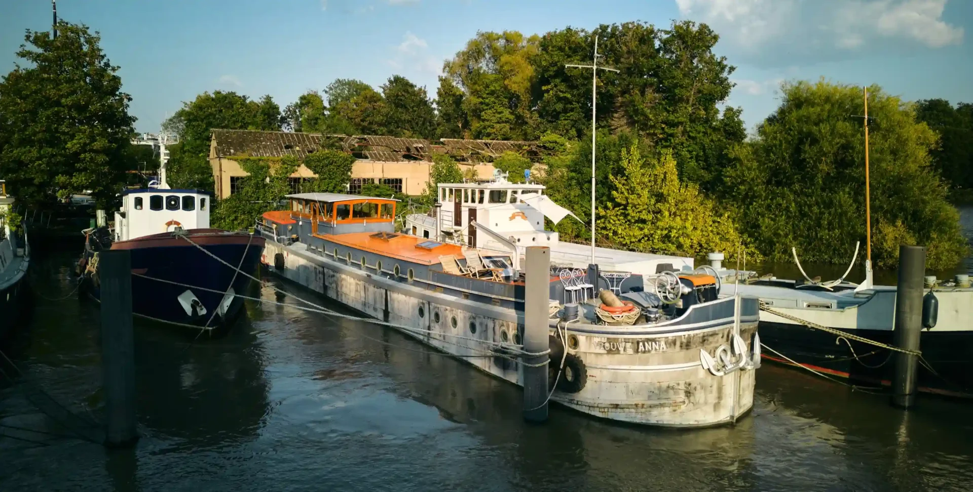 Own a piece of music history: Groove Armada’s former recording studio houseboat in Brentford is up for sale at £325,000. Stunning 1930 Belgian barge with Thames views.