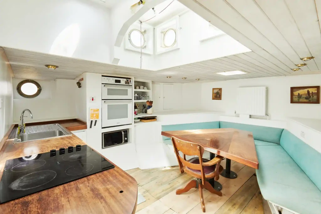 A historic 1946 tug boat on the River Thames is now a £650,000 floating home in Chelsea, London. Featuring 3 bedrooms, it's a rare find near Kings Road and Sloane Square!