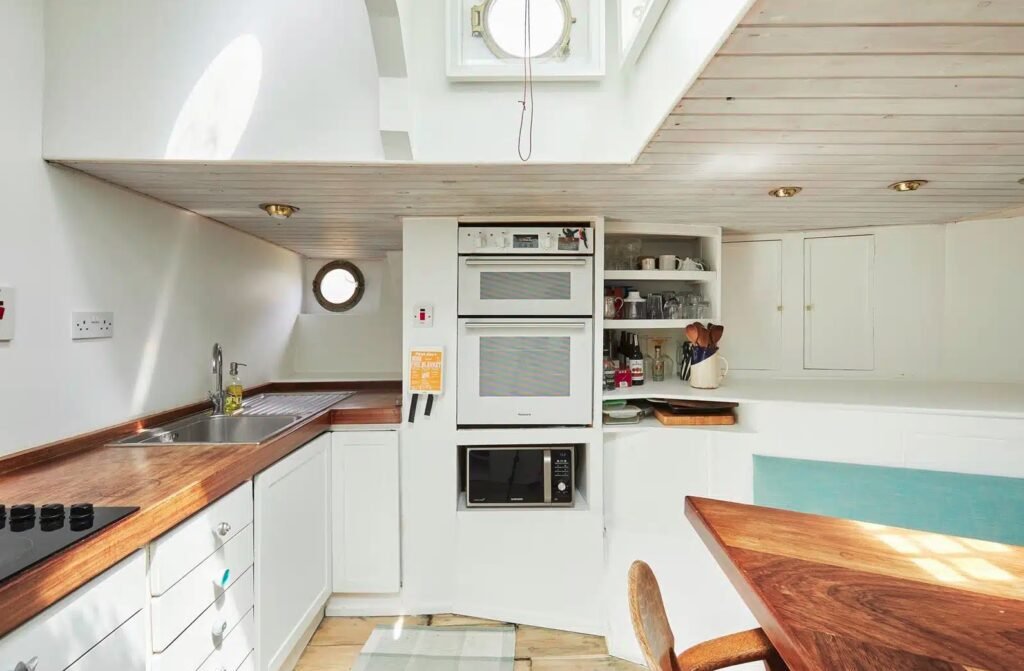 A historic 1946 tug boat on the River Thames is now a £650,000 floating home in Chelsea, London. Featuring 3 bedrooms, it's a rare find near Kings Road and Sloane Square!