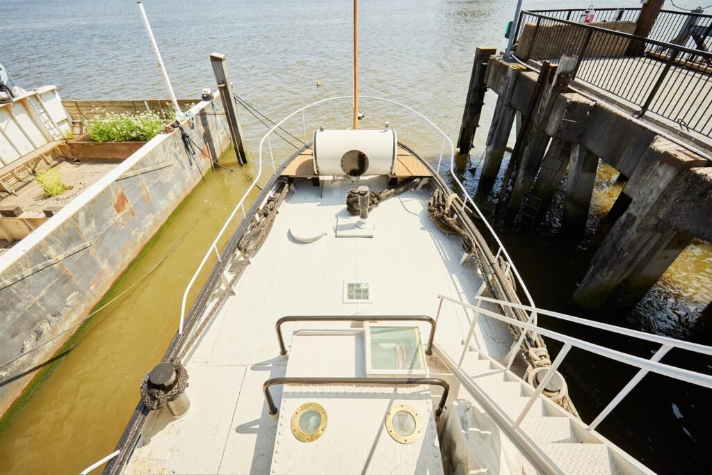 A historic 1946 tug boat on the River Thames is now a £650,000 floating home in Chelsea, London. Featuring 3 bedrooms, it's a rare find near Kings Road and Sloane Square!