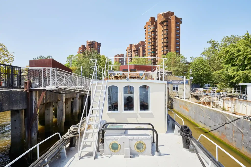 A historic 1946 tug boat on the River Thames is now a £650,000 floating home in Chelsea, London. Featuring 3 bedrooms, it's a rare find near Kings Road and Sloane Square!