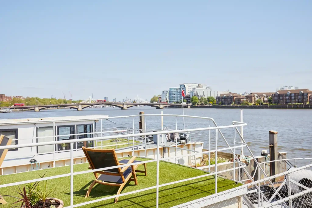 A historic 1946 tug boat on the River Thames is now a £650,000 floating home in Chelsea, London. Featuring 3 bedrooms, it's a rare find near Kings Road and Sloane Square!