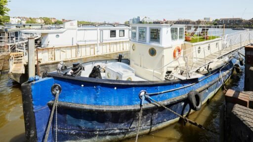 A historic 1946 tug boat on the River Thames is now a £650,000 floating home in Chelsea, London. Featuring 3 bedrooms, it's a rare find near Kings Road and Sloane Square!