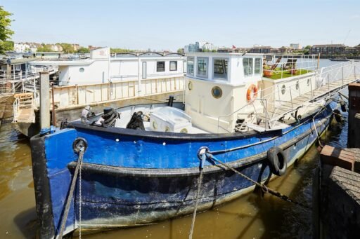 A historic 1946 tug boat on the River Thames is now a £650,000 floating home in Chelsea, London. Featuring 3 bedrooms, it's a rare find near Kings Road and Sloane Square!