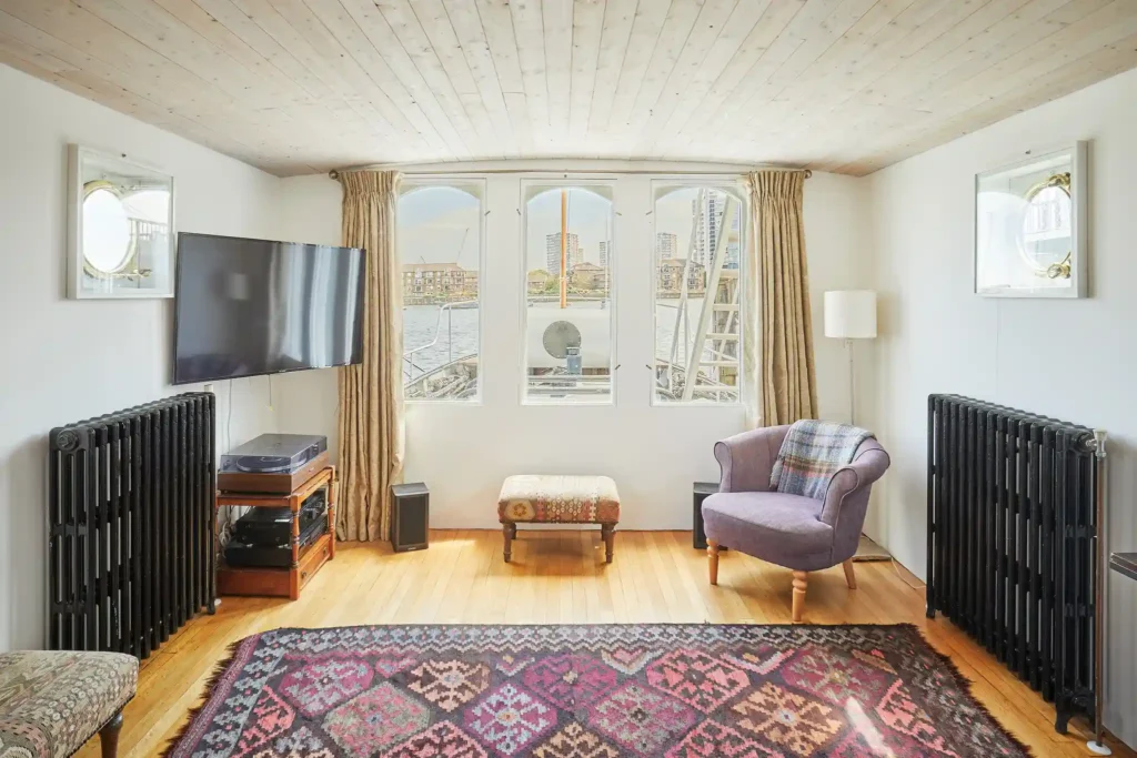 A historic 1946 tug boat on the River Thames is now a £650,000 floating home in Chelsea, London. Featuring 3 bedrooms, it's a rare find near Kings Road and Sloane Square!