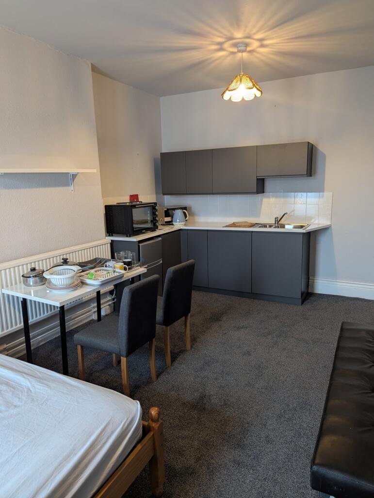 Bizarre property listing for a Dawlish bedsit features an “en-suite kitchen” but no private bathroom. Rent includes bills, but shared facilities spark online laughs.