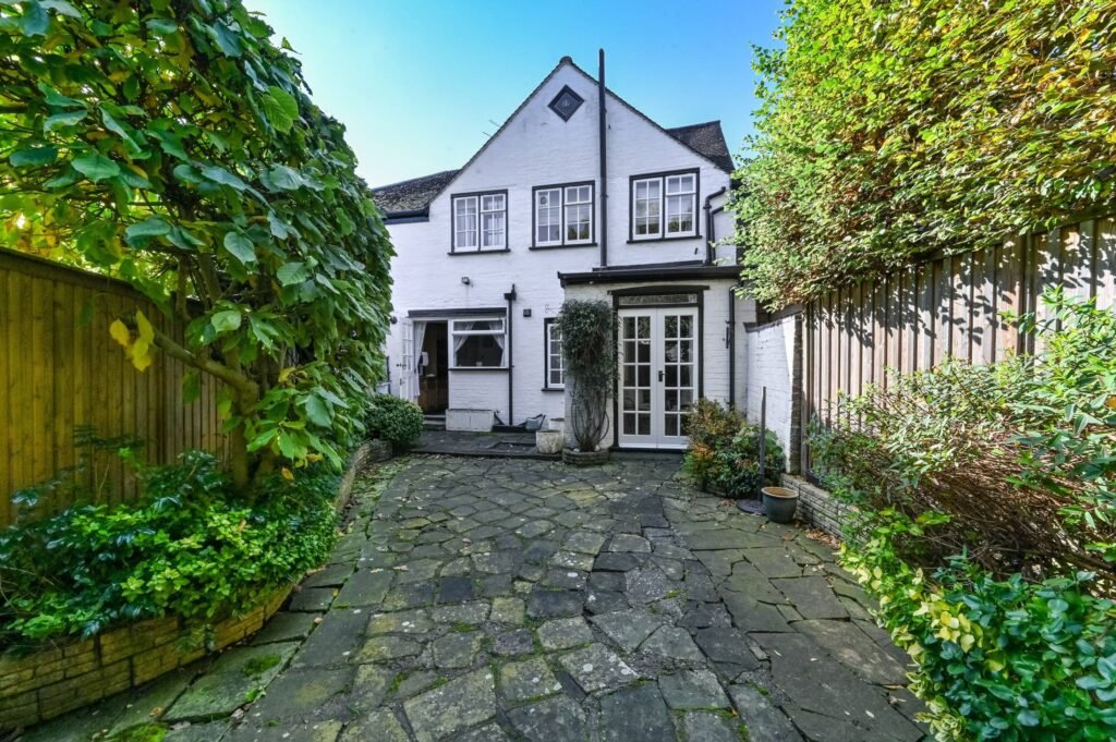 Dream home in Bray, Berkshire! This £825k historic cottage neighbors Heston Blumenthal’s three-star Fat Duck and other top restaurants, offering charm and culinary delights.