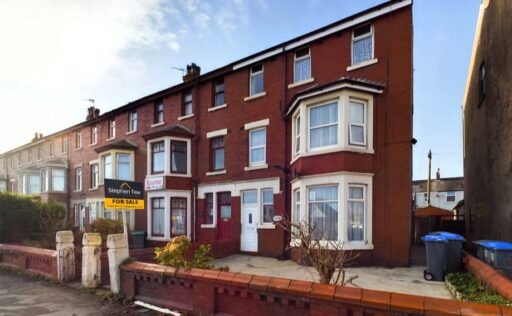 A spacious eight-bedroom home in Blackpool is on the market for just £130,000! With three bathrooms, a sunny garden, and tons of potential, it’s a bargain buy.