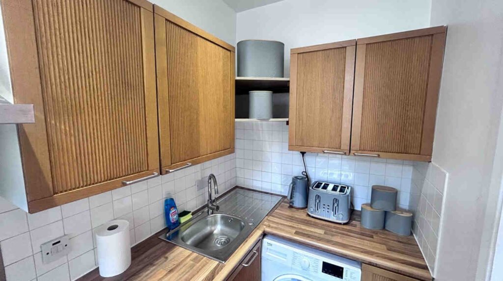 Bizarre Brixton flat for rent at £3,300/month: 2 bedrooms, sofa bed in the living room, and shared space for 5 tenants. Bills included – ready to move in!