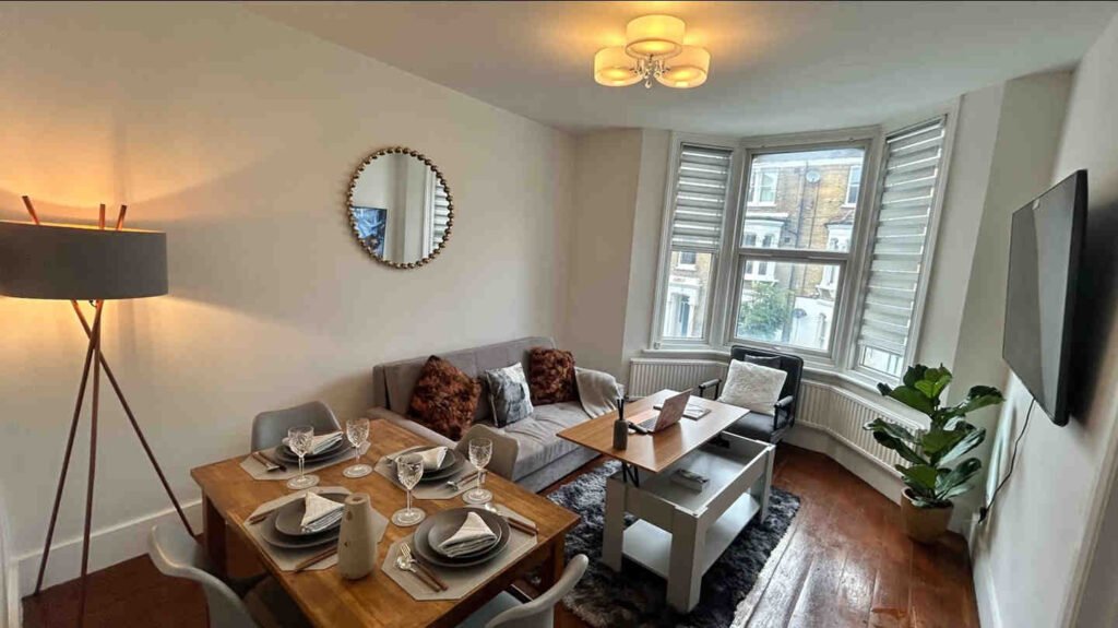 Bizarre Brixton flat for rent at £3,300/month: 2 bedrooms, sofa bed in the living room, and shared space for 5 tenants. Bills included – ready to move in!