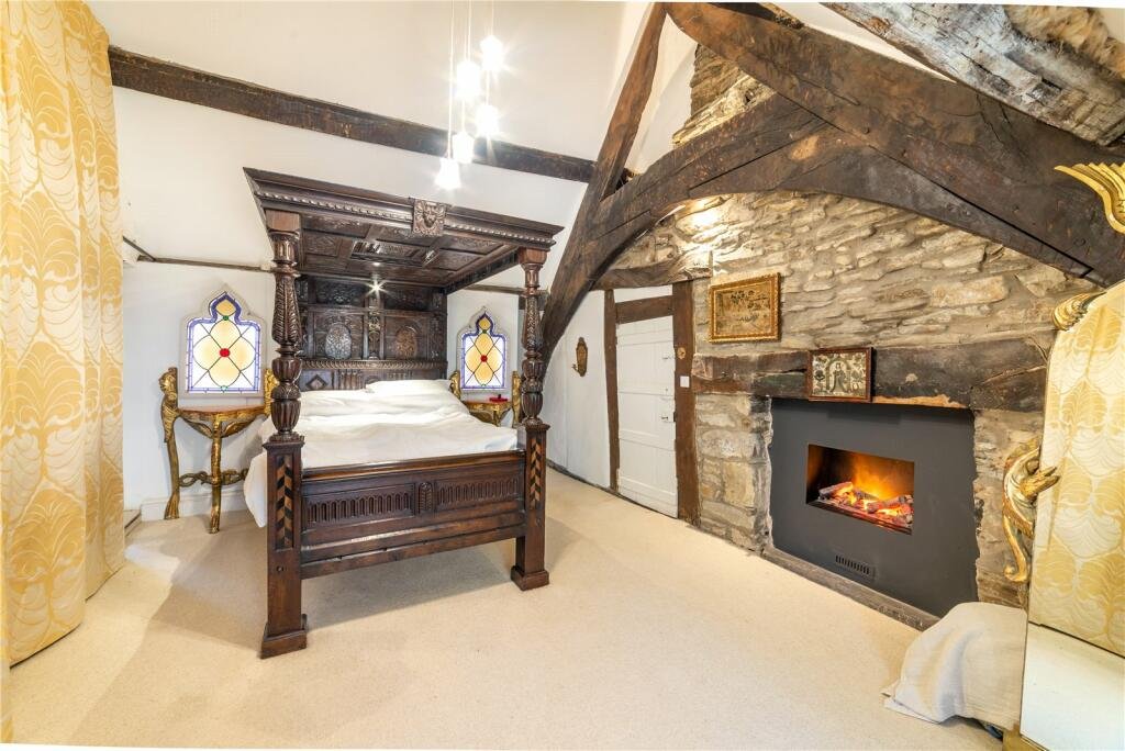 Grade II listed Conwy cottage, built in 1441, shocks buyers with a giant high heel bathtub. Quirky design meets medieval charm in this £875,000 one-of-a-kind home.