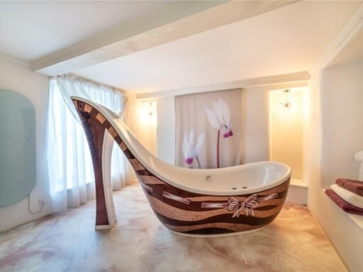 Grade II listed Conwy cottage, built in 1441, shocks buyers with a giant high heel bathtub. Quirky design meets medieval charm in this £875,000 one-of-a-kind home.