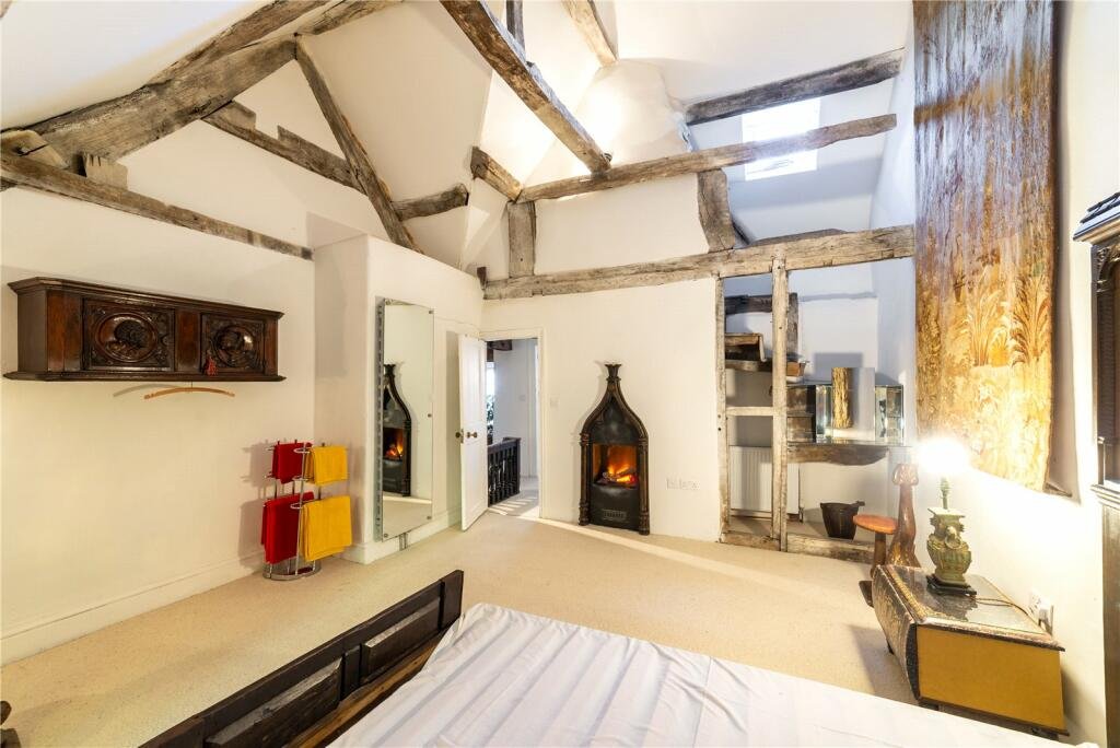 Grade II listed Conwy cottage, built in 1441, shocks buyers with a giant high heel bathtub. Quirky design meets medieval charm in this £875,000 one-of-a-kind home.