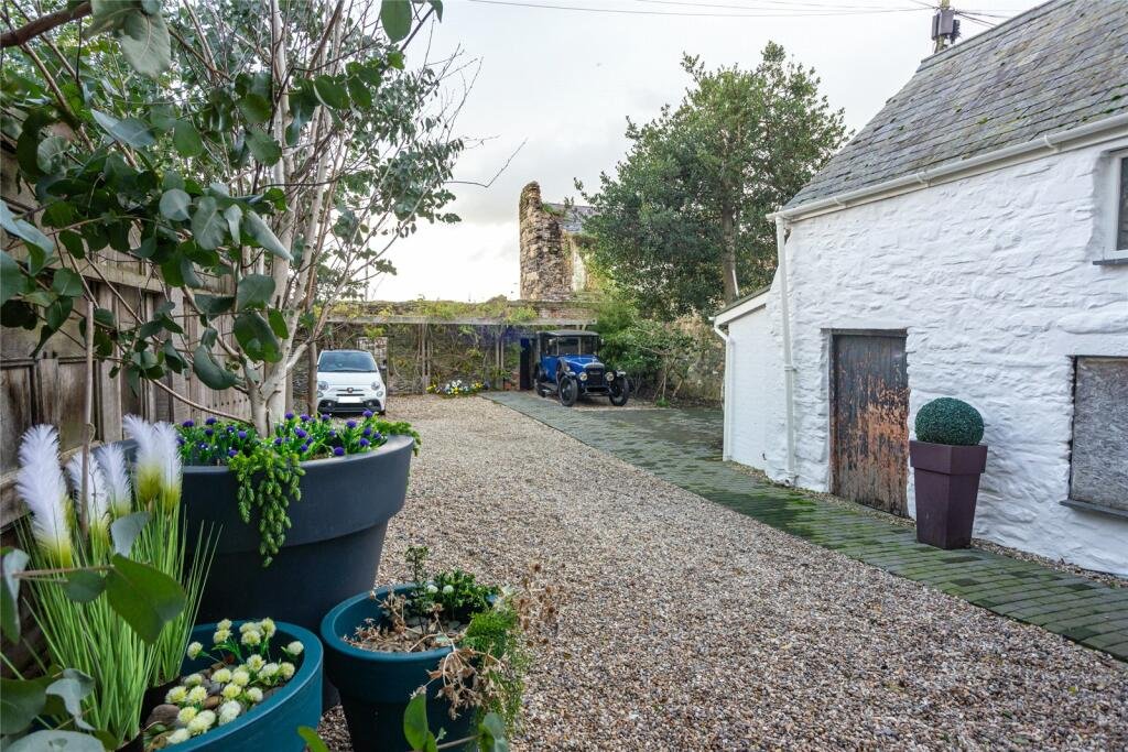 Grade II listed Conwy cottage, built in 1441, shocks buyers with a giant high heel bathtub. Quirky design meets medieval charm in this £875,000 one-of-a-kind home.