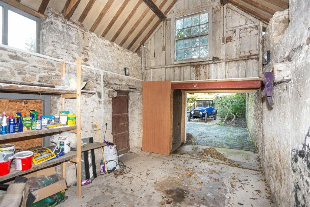 Grade II listed Conwy cottage, built in 1441, shocks buyers with a giant high heel bathtub. Quirky design meets medieval charm in this £875,000 one-of-a-kind home.