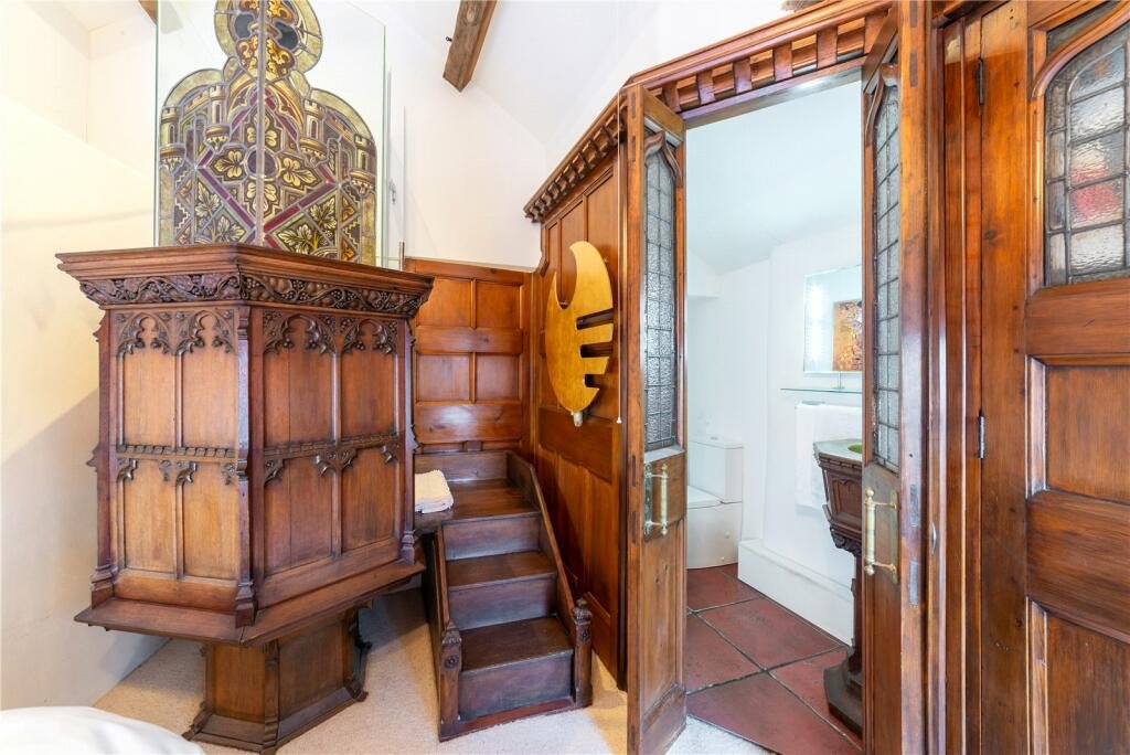 Grade II listed Conwy cottage, built in 1441, shocks buyers with a giant high heel bathtub. Quirky design meets medieval charm in this £875,000 one-of-a-kind home.