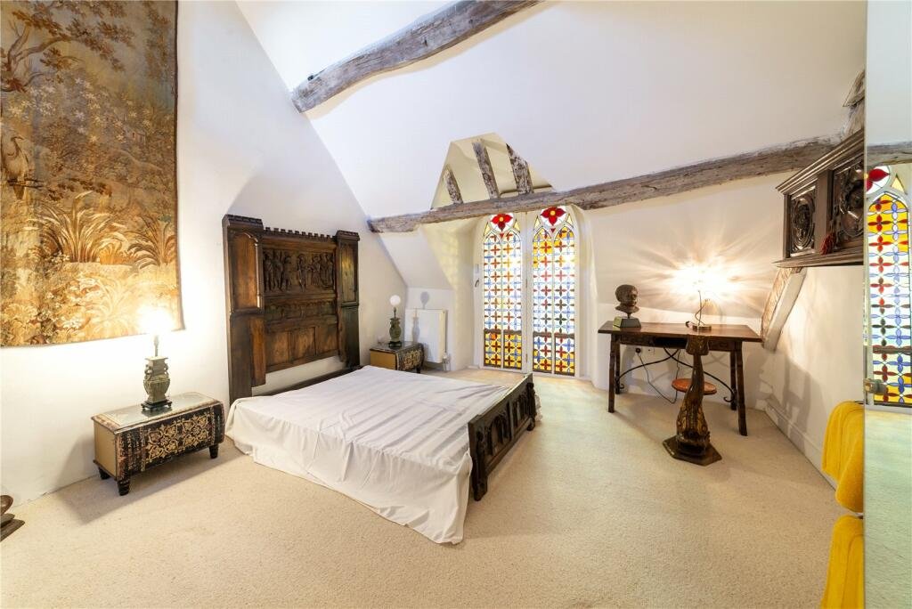 Grade II listed Conwy cottage, built in 1441, shocks buyers with a giant high heel bathtub. Quirky design meets medieval charm in this £875,000 one-of-a-kind home.