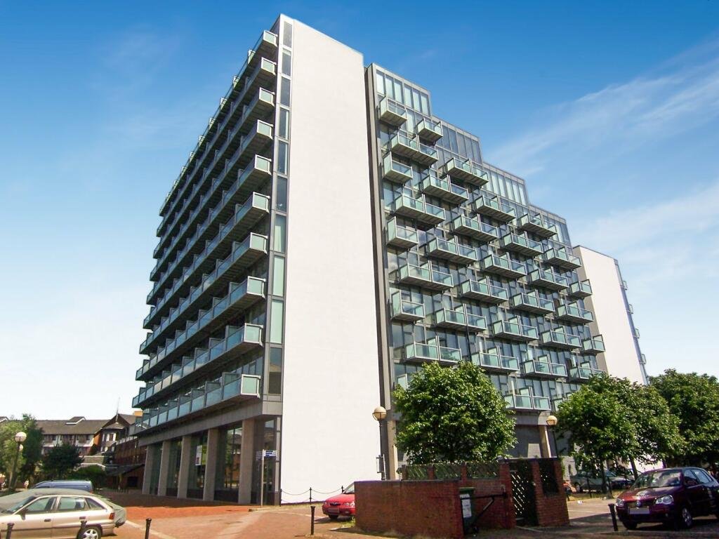 A £105,000 flat near Salford Quays with a bizarre kitchen-in-the-middle layout is dividing opinion online. Dubbed a "space prison," would you call it home?