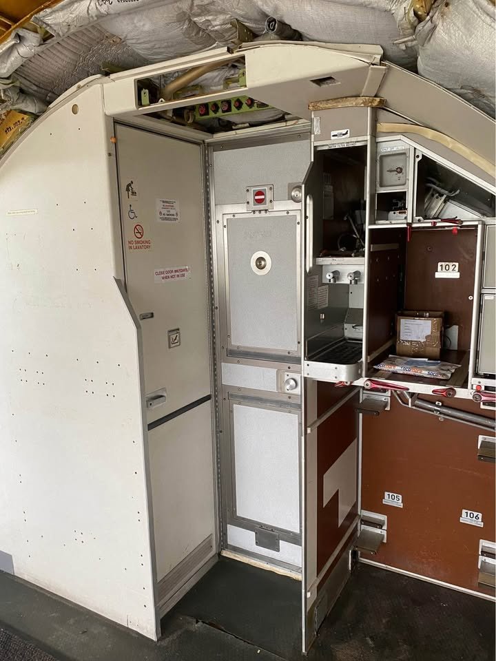 Boeing 737 cockpit on sale for £25K. Ex-RAF engineer planned to turn it into a glamping pod - now up for grabs for aviation buffs, bars, classrooms, or man caves.