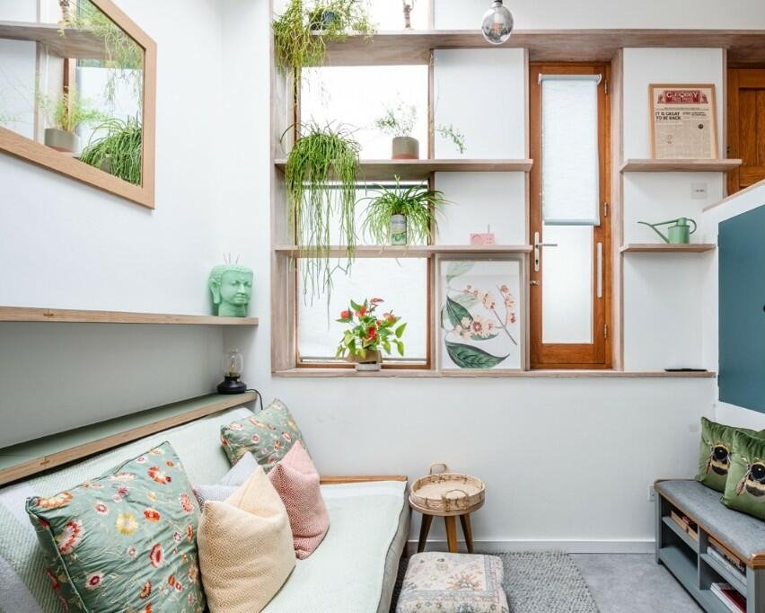 A stunning tiny home in Homerton, London, hides a stylish secret behind its shed-like exterior—modern design, smart storage, and luxury details for £415,000.