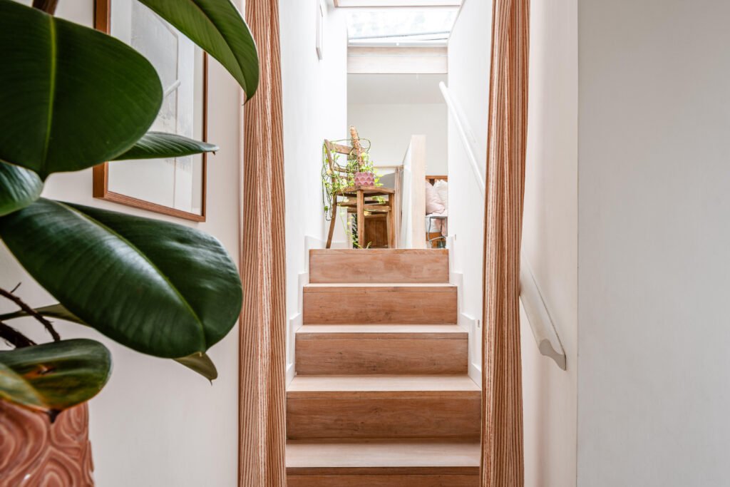 A stunning tiny home in Homerton, London, hides a stylish secret behind its shed-like exterior—modern design, smart storage, and luxury details for £415,000.